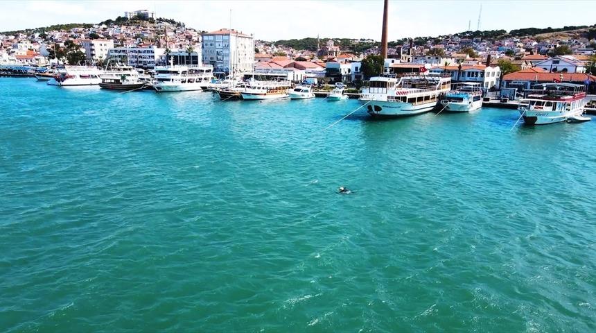 Ayvalık'ta yunusun şamandırayla oyunu drone ile görüntülendi