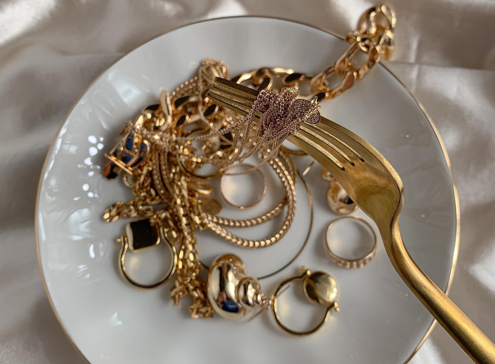 Üzerinizde servet taşıyormuşsunuz izlenimi yaratacak altın renkli aksesuarlar