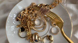 Üzerinizde servet taşıyormuşsunuz izlenimi yaratacak altın renkli aksesuarlar