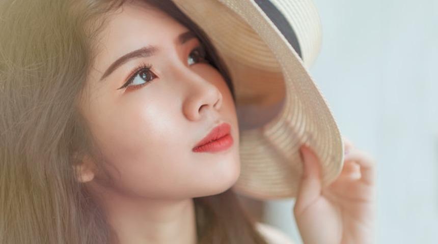 Kendinizi baştan yaratın! G&ouml;z kapağı d&uuml;ş&uuml;k olanlar i&ccedil;in makyaj t&uuml;yoları