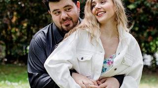 Berfu Yenenler ve Eser Yenenler göbeklerini tokuşturdu