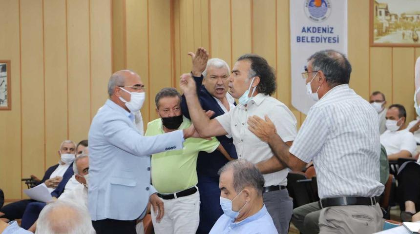 Meclis'te gerginlik! Üye, Belediye Başkanı'nın üzerine yürüdü