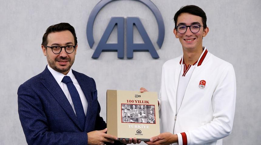 Olimpiyat şampiyonu Mete Gazoz, AA Genel M&uuml;d&uuml;r&uuml; Karag&ouml;z'&uuml; ziyaret etti