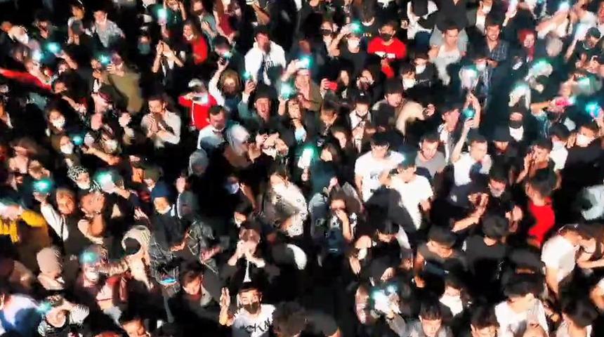 Pandemi unutuldu! Aşılamada kırmızı renk olan ilde omuz omuza konser