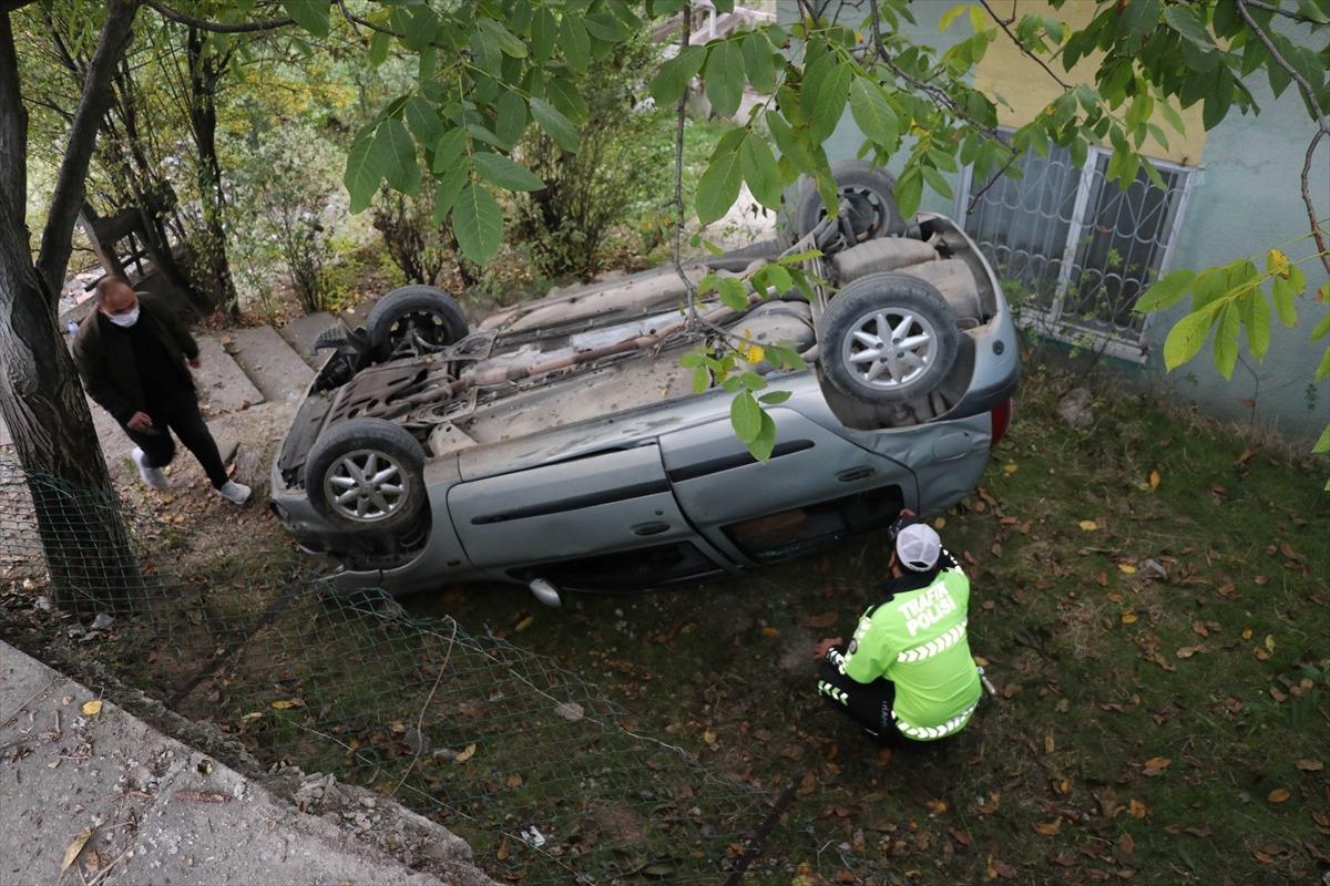 Karab&uuml;k'te evin bah&ccedil;esine devrilen otomobildeki 2 kişi yaralandı