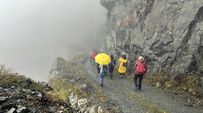 'Dünyanın en tehlikeli yolu!' Derebaşı Virajları adrenalin tutkunlarını ağırlıyor