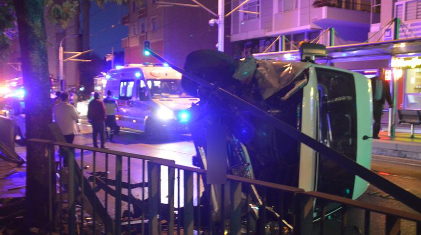 Güngören'de servis minibüsü tramvay yoluna devrildi, seferler durdu