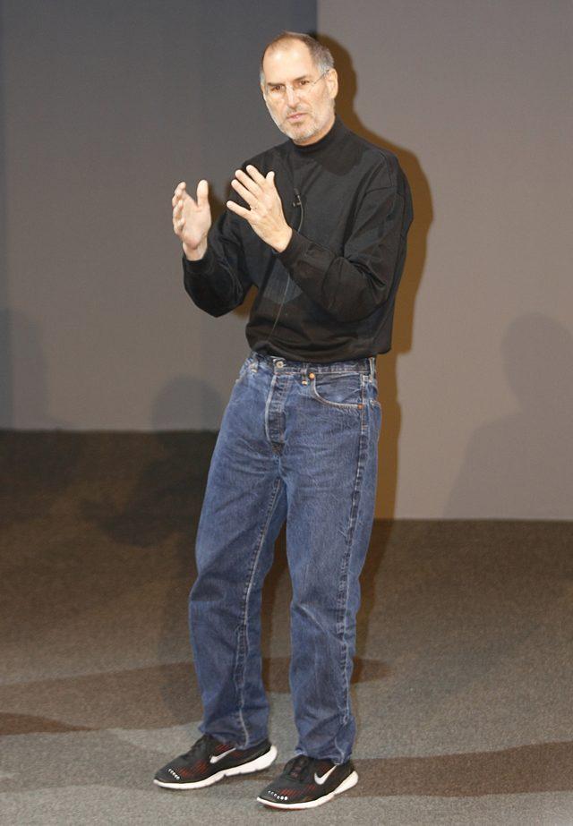 Steve Jobs, Apple etkinliklerinde her zaman boğazlı kazak, kot pantolon ve spor ayakkabı giyiyordu