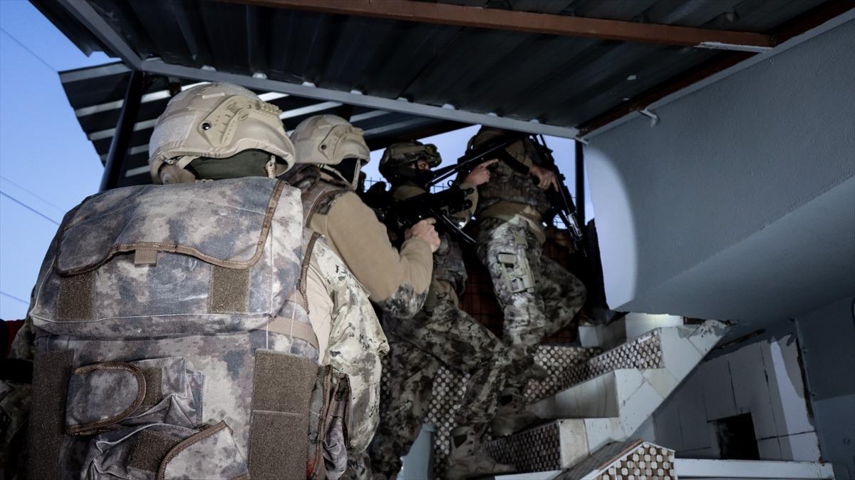 Bursa'da silah ka&ccedil;ak&ccedil;ılarına şafak operasyonu