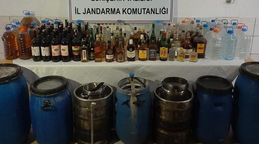 Evinde düzenek kurmuş! Yüzlerce litre kaçak alkol üretti