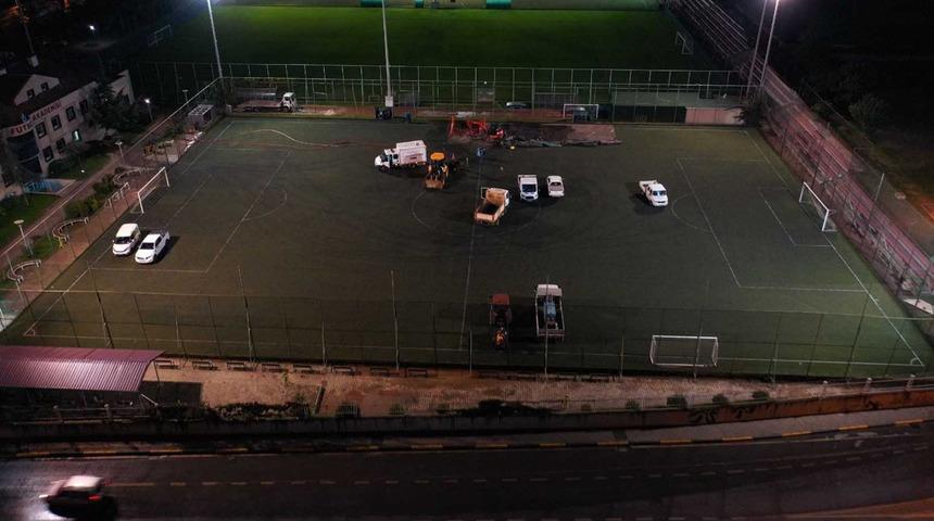 Trabzon'da ilginç görüntü! Su arızasını bulmak için futbol sahasını kazdılar