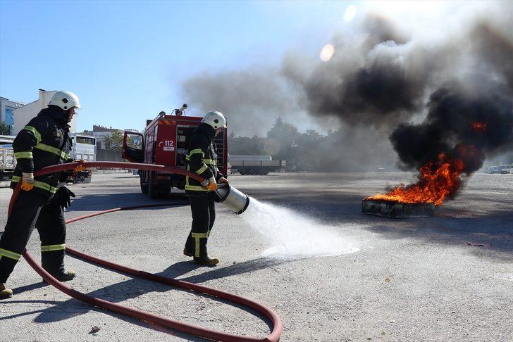 Babasının emekli olduğu itfaiyede alevlerle mücadele ediyor G3