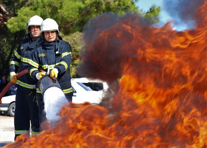 Babasının emekli olduğu itfaiyede alevlerle mücadele ediyor G4