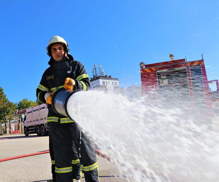 Babasının emekli olduğu itfaiyede alevlerle mücadele ediyor G5