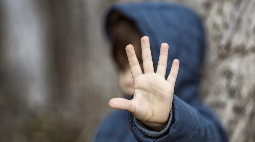 Bir çocuğa tecavüz ettikleri ileri sürülen 7 kişi yakalandı