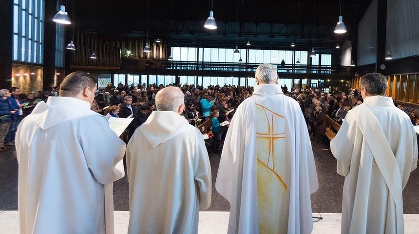 Fransa'da kiliselerde 1950'den bu yana 216 bin çocuk cinsel istismara maruz kaldı