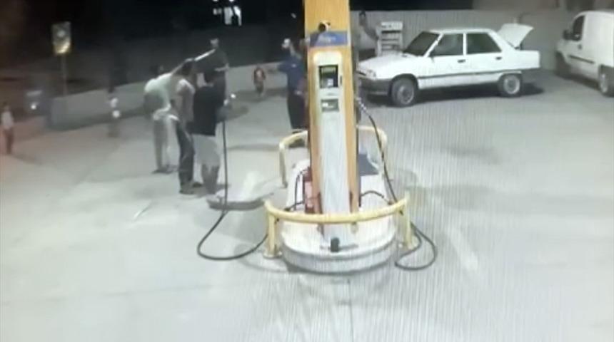 Adıyaman'da petrol istasyondaki kavga güvenlik kamerasına yansıdı