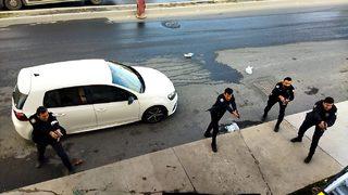 Dehşete düşüren anlar! İş yerine balta ile saldırdı, polis böyle etkisiz hale getirdi