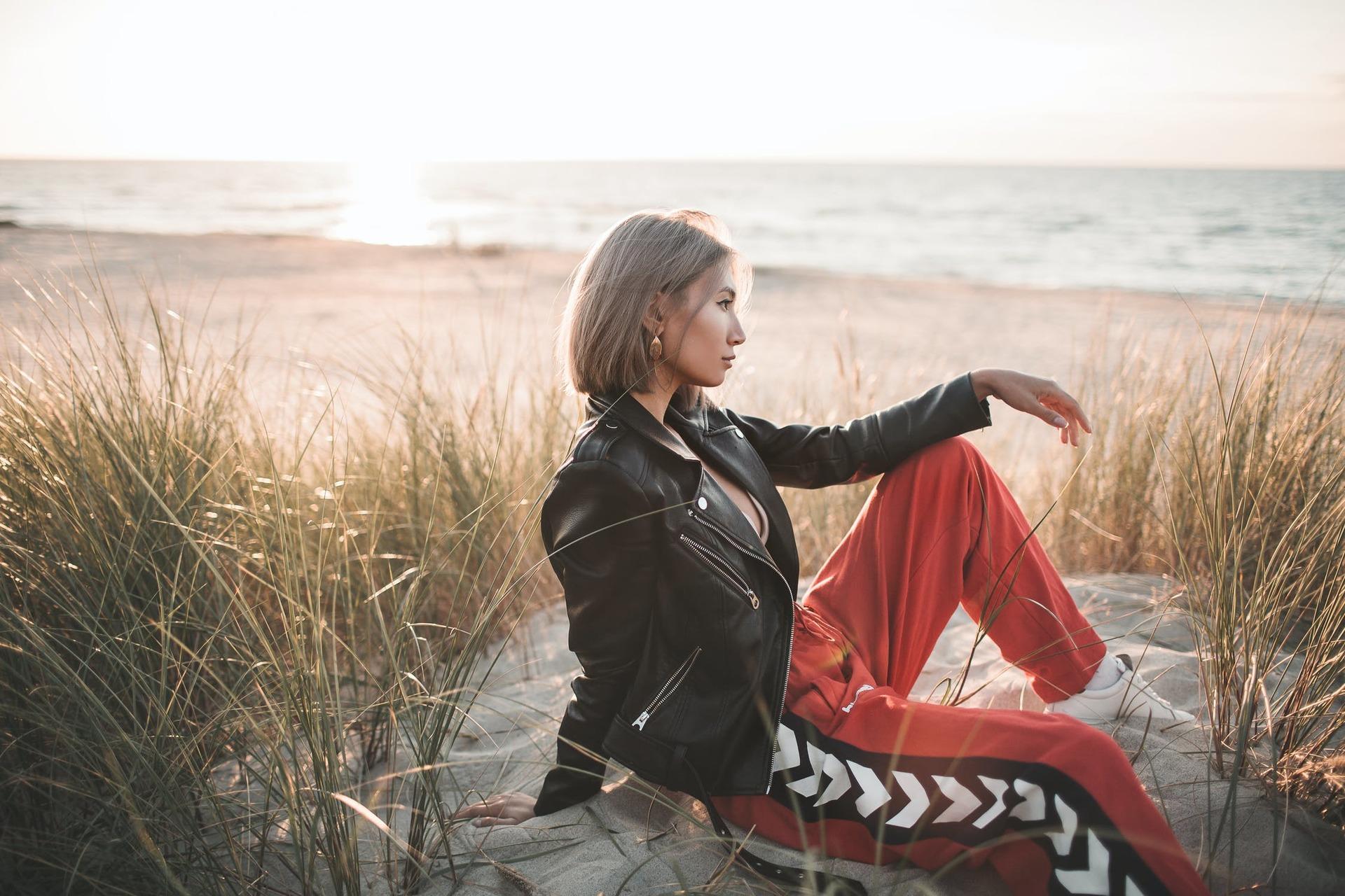 Hangover tarzı sevenler için uygun fiyatlı eşofman/deri ceket kombinleri