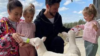 Pelin Akil'in ikiz kızlarıyla kuzu besledi