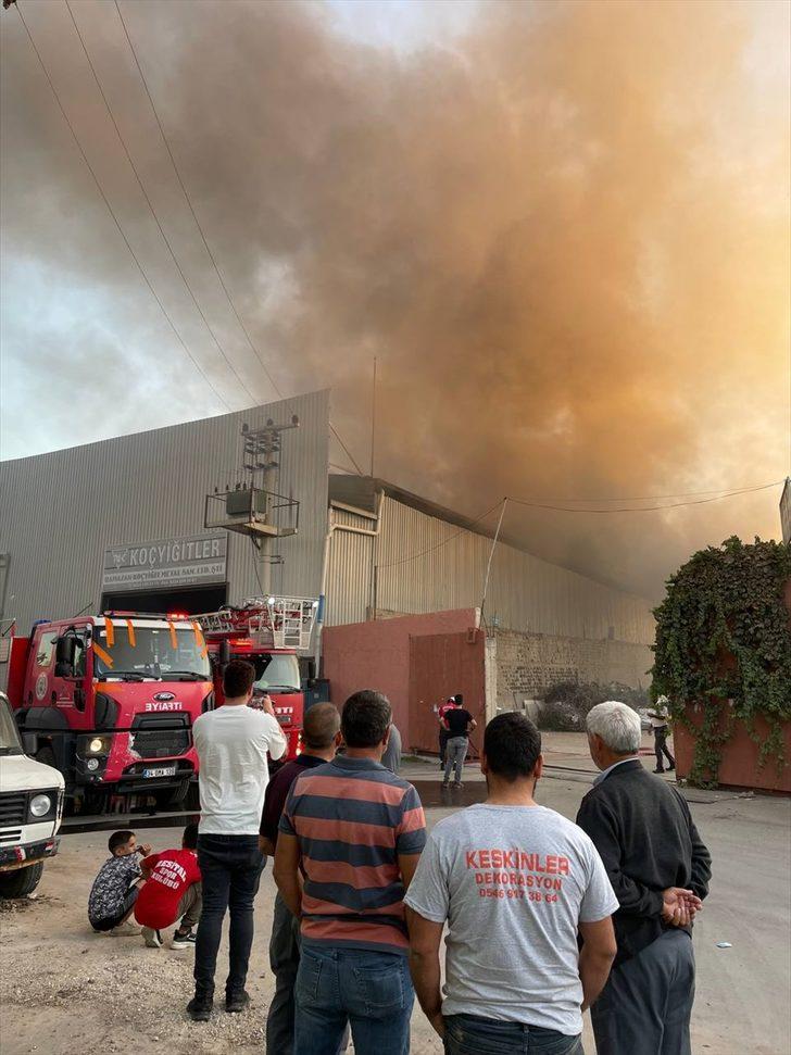 Mersin'de hurda fabrikasında çıkan yangına müdahale ediliyor G1