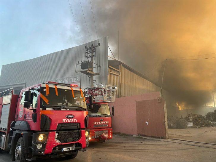 Mersin'de hurda fabrikasında çıkan yangına müdahale ediliyor G2