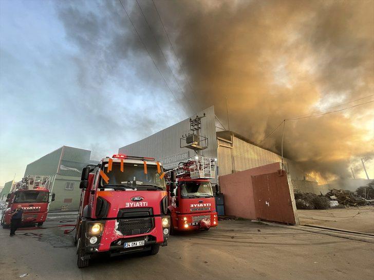 Mersin'de hurda fabrikasında çıkan yangına müdahale ediliyor G5