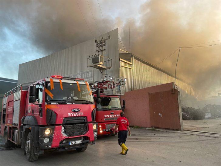 Mersin'de hurda fabrikasında çıkan yangına müdahale ediliyor G3