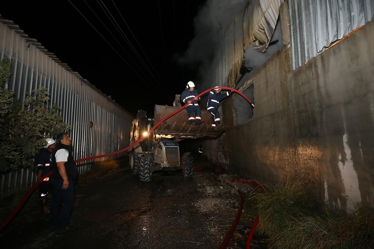 G&Uuml;NCELLEME - Mersin'de hurda fabrikasında &ccedil;ıkan yangın kontrol altına alındı