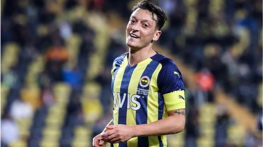 Mesut &Ouml;zil'den İngiltere'de yeni futbol okulu