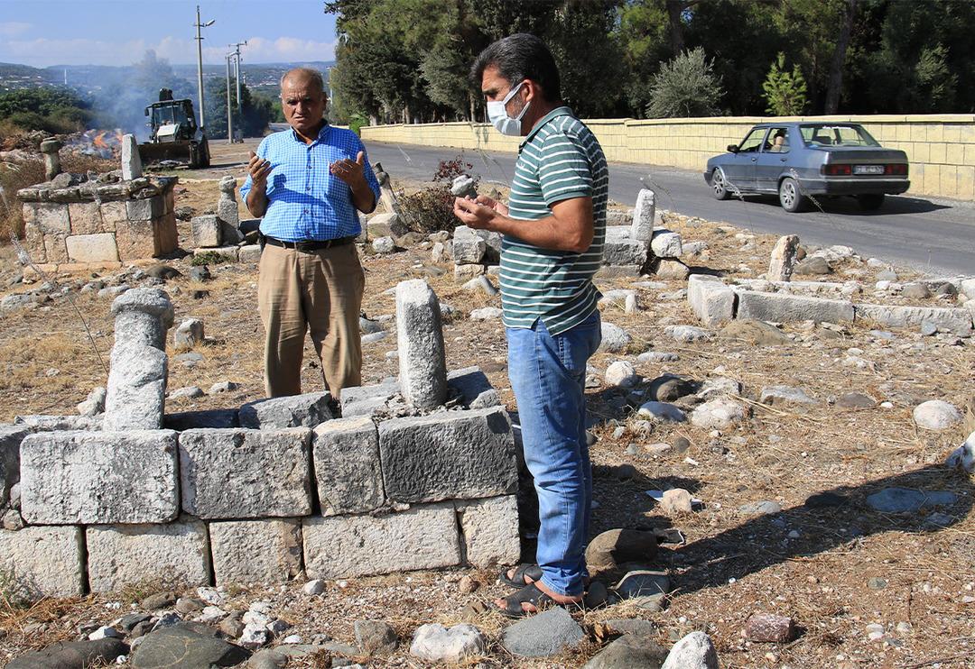 Mezarlar yola taşıyor! G&ouml;renlerin i&ccedil;i sızlıyor