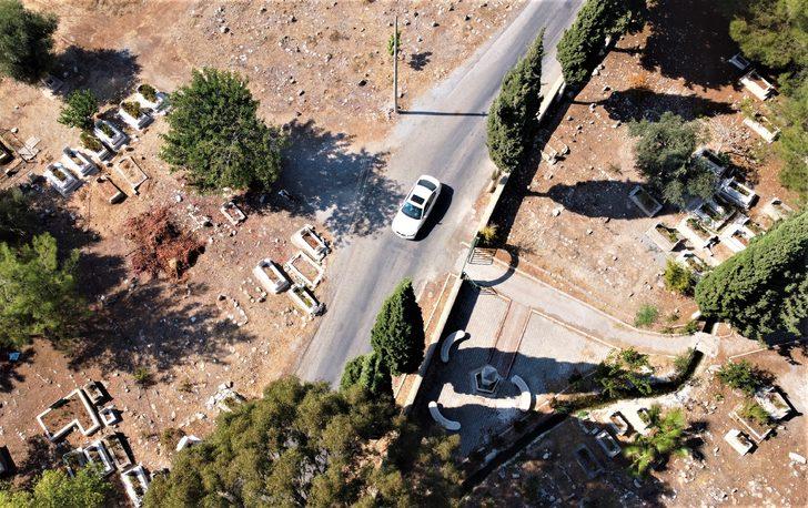 Mezarlar yola taşıyor! Görenlerin içi sızlıyor G2