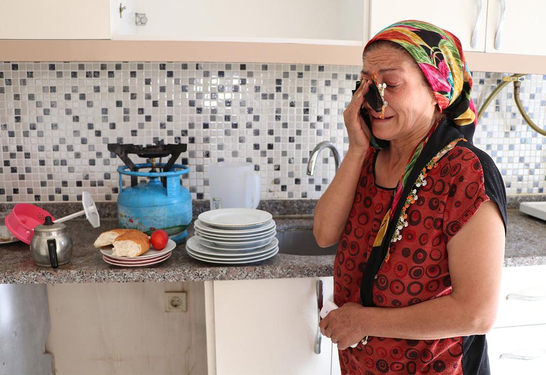 Eşi tarafından terk edildi, 8 ay elektriksiz yaşadığı evden kirayı &ouml;deyemediği i&ccedil;in atıldı