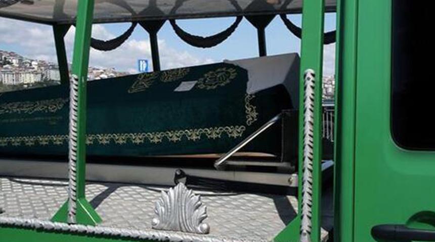 Ayağını, cenaze töreniyle gömdürdü