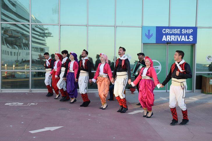 Kuşadası'na Yunanistan üzerinden lüks kruvaziyerle, 482 turist geldi G2