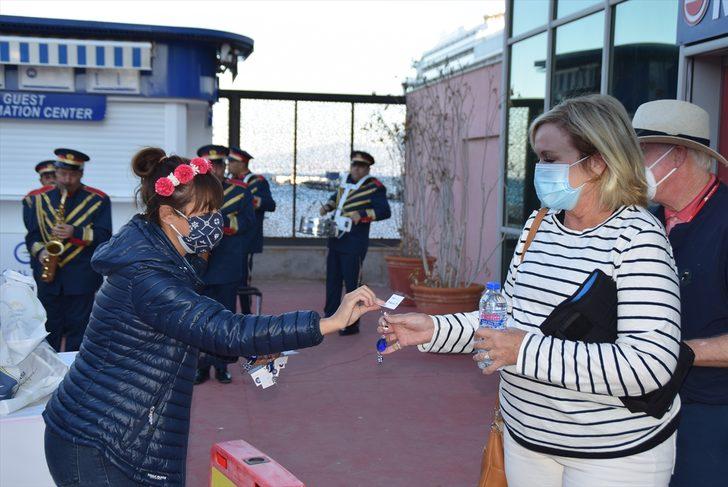 Kuşadası'na Yunanistan üzerinden lüks kruvaziyerle, 482 turist geldi G4