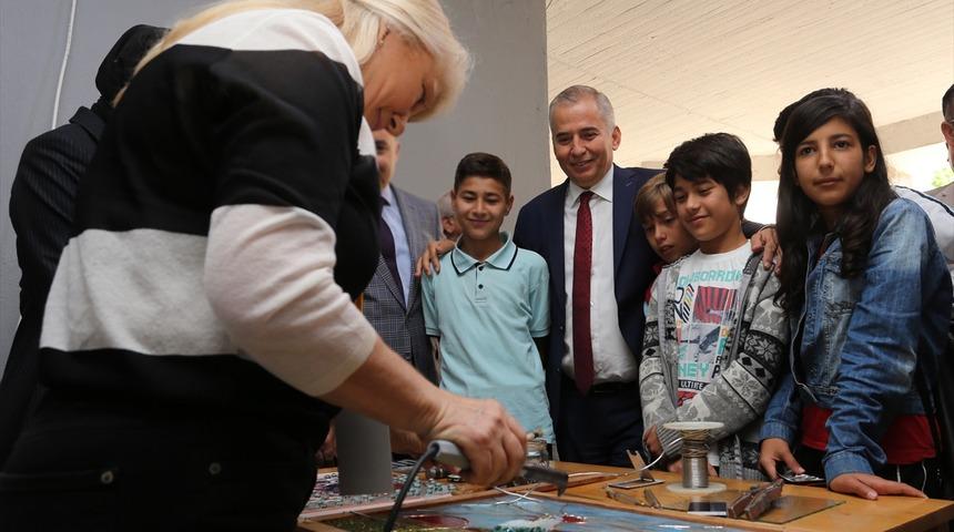 Uluslararası Cam Bienali'nde sanatçılar cam eserleri "giyerek" sergileyecek