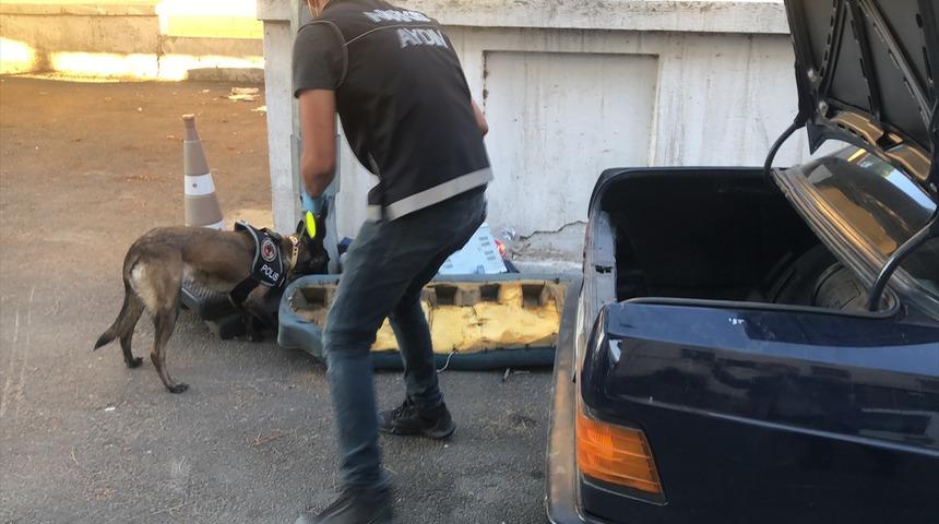 Narkotik köpeği "Gece", ilk görevinde otomobile saklanan uyuşturucuyu buldu
