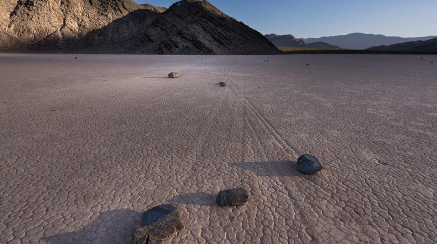 Kendiliğinden hareket eden Ölü Vadi’deki gizemli kayalar görenleri mest ediyor! Sırrı çözüldü