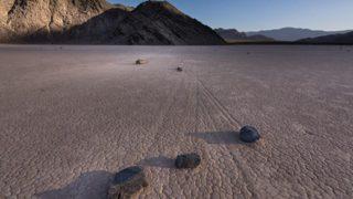 Kendiliğinden hareket eden Ölü Vadi’deki gizemli kayalar görenleri mest ediyor! Sırrı çözüldü