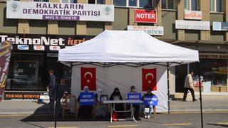Muş'ta çocukları PKK'lı teröristlerce kaçırılan aileler HDP önünde eylem yaptı