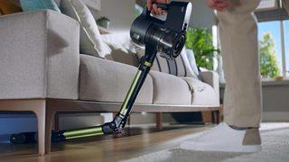 Çok pratik çözümler sunan emiş gücü yüksek şarjlı dikey süpürge modelleri