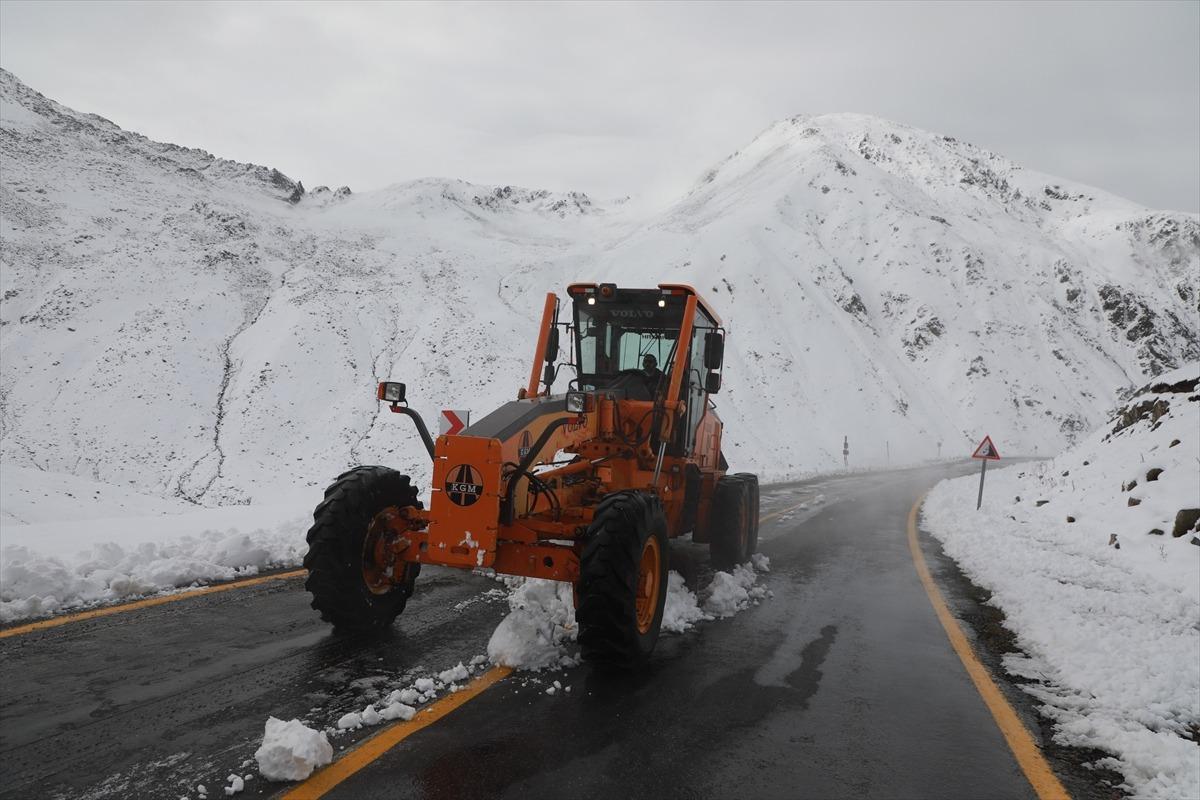Rize'nin y&uuml;ksek kesimlerinde kar yağışı etkili oldu