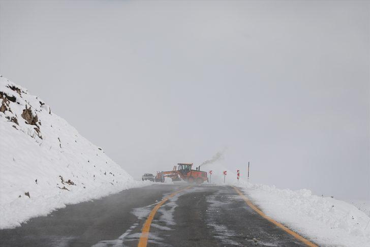 Rize'nin yüksek kesimlerinde kar yağışı etkili oldu G3
