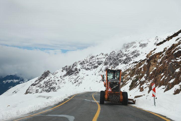 Rize'nin yüksek kesimlerinde kar yağışı etkili oldu G4