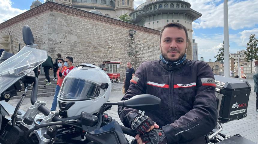 Taksim Camisi'nin motosikletli imamı: Motor üstünde hatim okuyorum