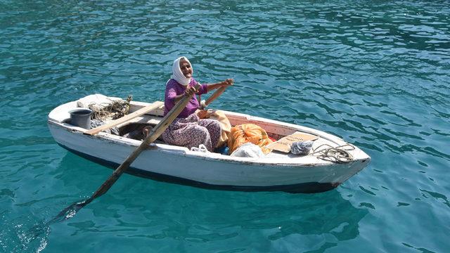 82 yaşındaki Yüksel Nine'yi gören şaşırıyor! Tatilcilerin arasında koy koy dolaşıyor