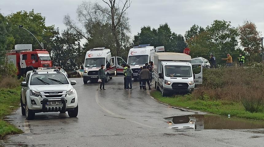 Kocaeli'de hafif ticari araç ile otomobil çarpıştı, 7 kişi yaralandı