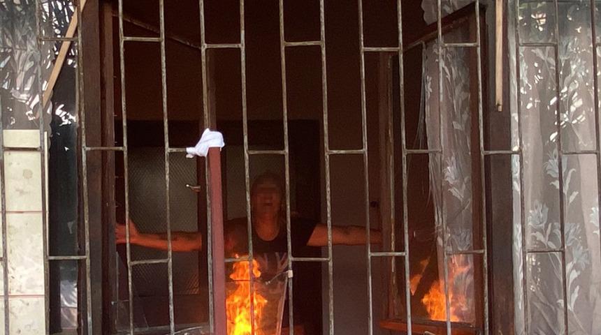 Dehşet anları! Kızını almaya gelen polislere direnip evi ateşe verdi