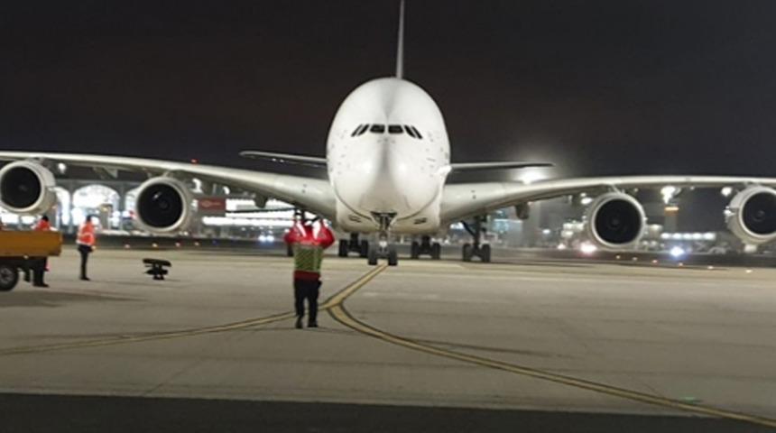 Dev u&ccedil;ak bu kez kalp krizi ge&ccedil;iren yolcu i&ccedil;in İstanbul'a acil iniş yaptı